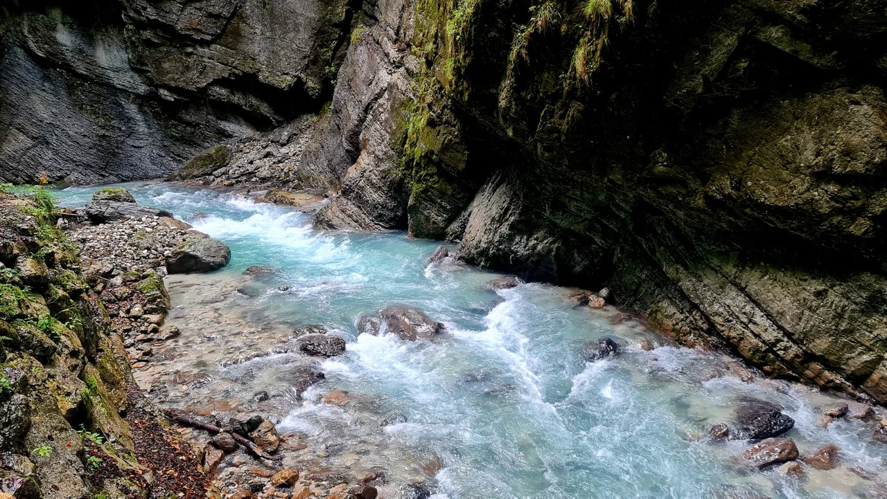 Gebirgsbach in enger Felsenschlucht